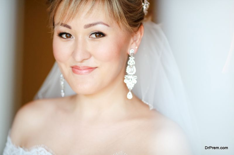 bridal jewellery based on the neckline