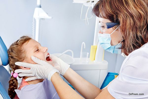 Dentist examining kid's teeth