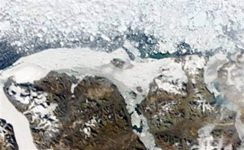 Giant ice chunk breaks off