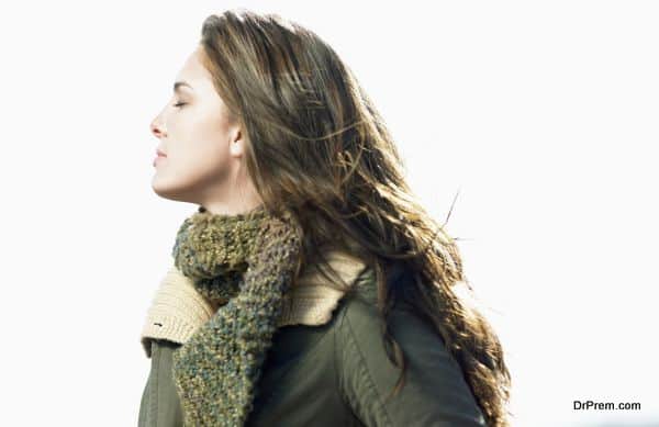 Awesome and fashionable ways to wear scarves