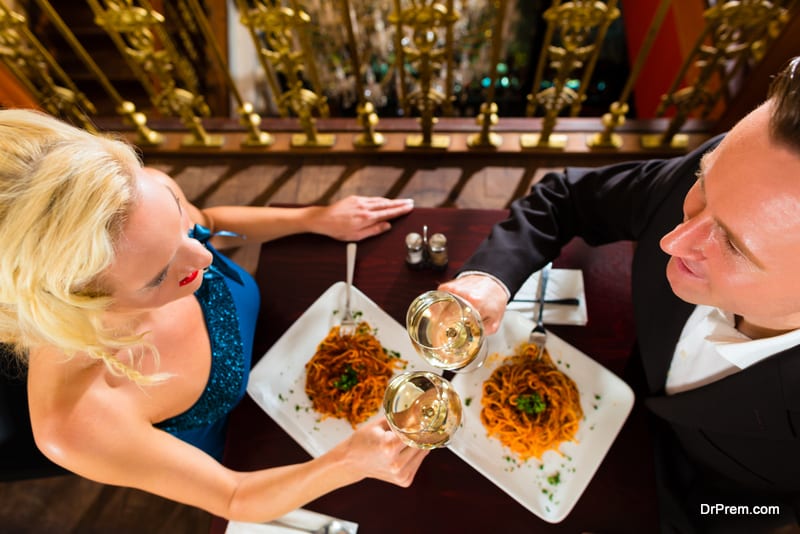 couple-in-restaurant.