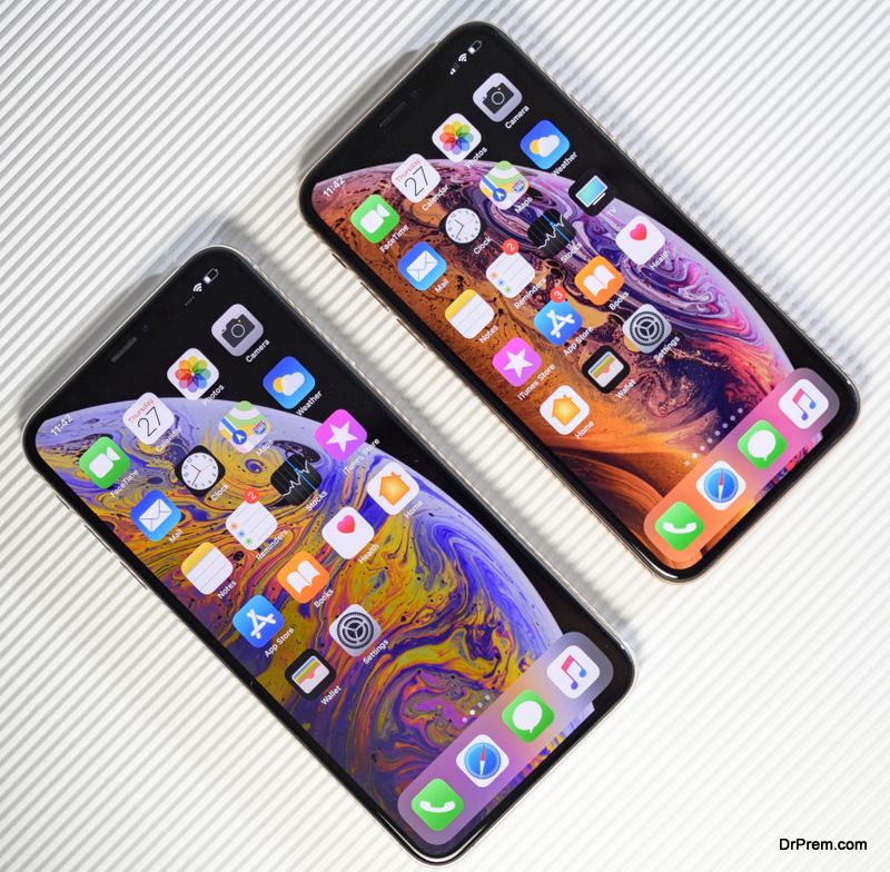 Compare iPhone Xs and Xs Max on white background