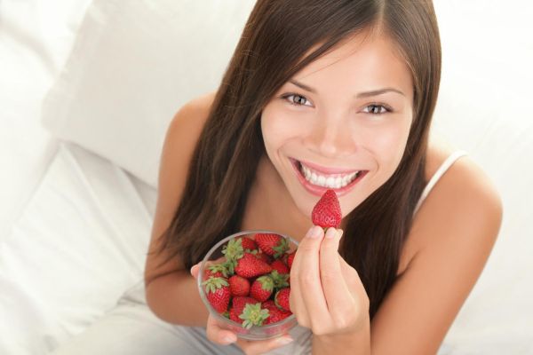 woman_eating_strawberries_1341926149