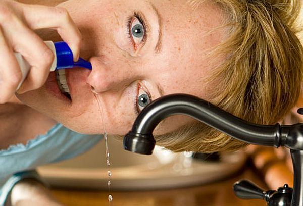 При промывании носа вода не вытекает. Промывание носа. Промывание носа фото. Для промывания носа для детей.
