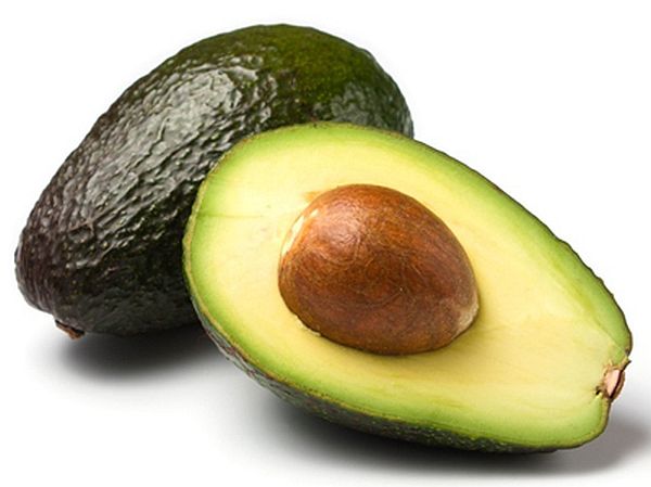 ganze und halbe avocado isoliert auf weiss