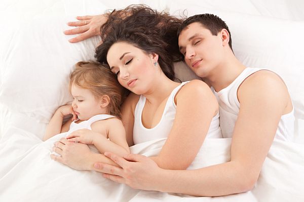 parents sleeping with their newborn_4