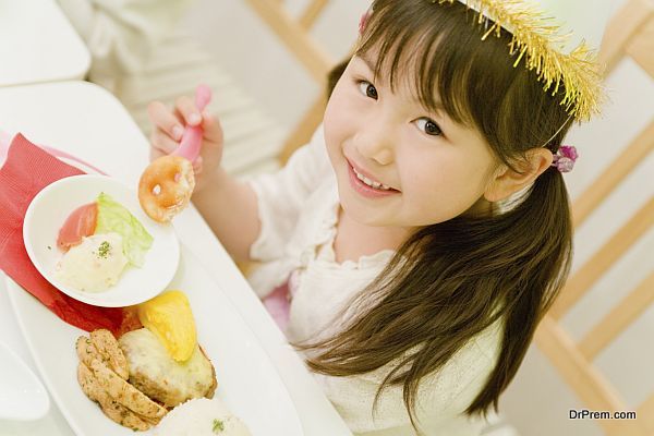 child eatingb calorie rich foods (1)