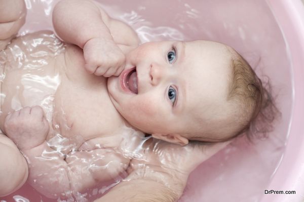 baby bathing