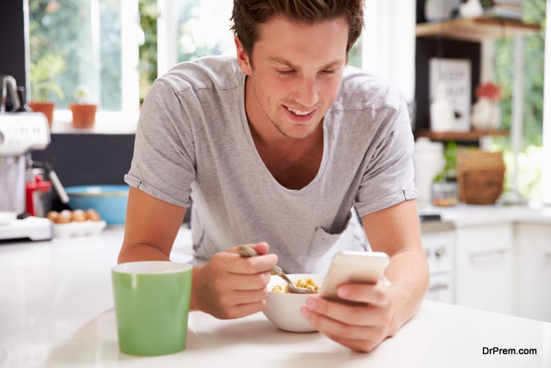bad to watch TV or Phone while eating