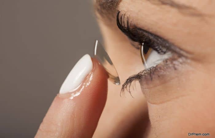 How to remove contact lenses that have got stuck in your eyes