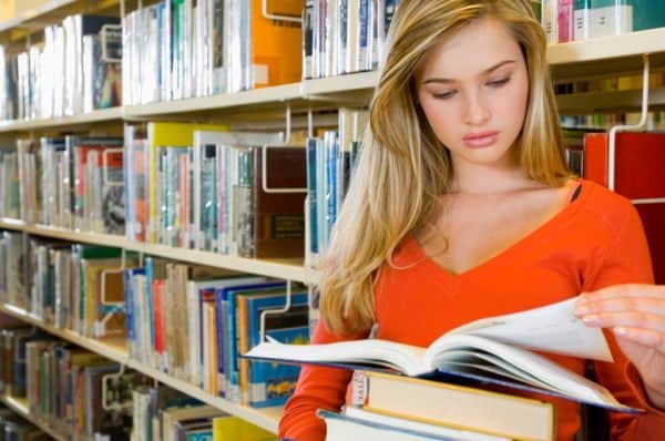 girl-in-library