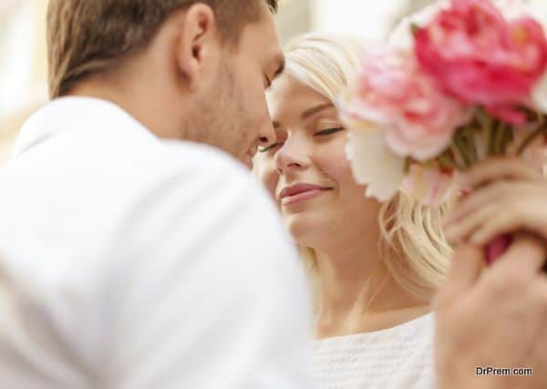 couple with flowers in the city