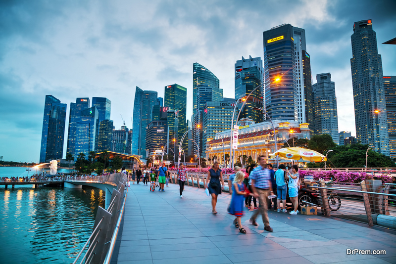 Overview of the marina bay with the Merlion in Singapore