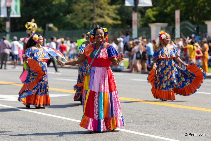 Women wearing panamanian traditional clothing, dancing