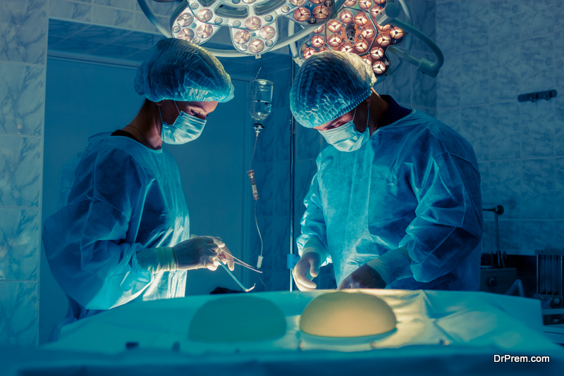 surgerons performing arecosmetic surgery