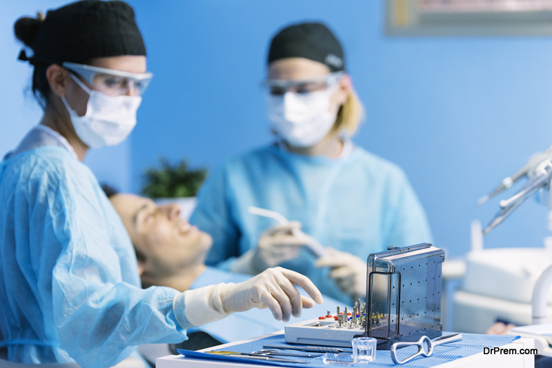 Dentists with a patient during a dental intervention