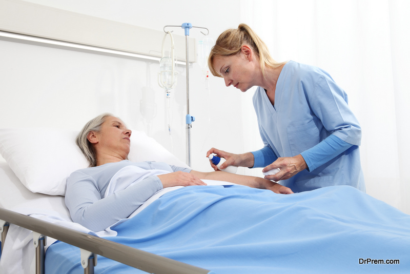 nurse disinfect the patient's arm to insert the drip