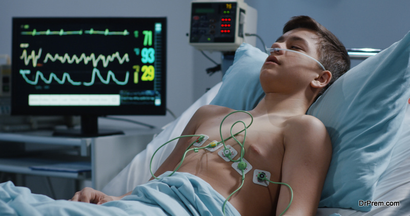sleeping-teenage-patient-to-heart-monitor