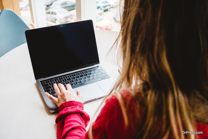 Hardworking girl, dedicated to business and studying