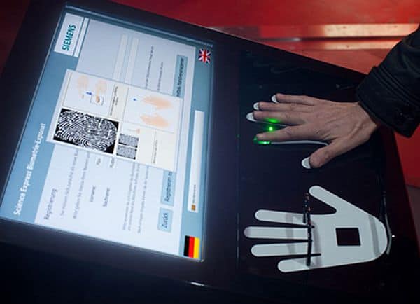 Digitaler Fingerabdruck - Biometrische Sicherheitstechnik in Wagen 11 / Digital Fingerprint - Biometric Security Technology in Car 11