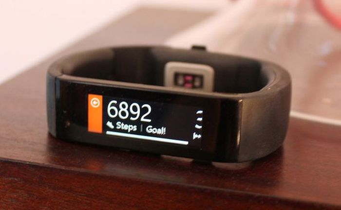 Microsoft Band tries being a smartwatch and fitness tracker without being either