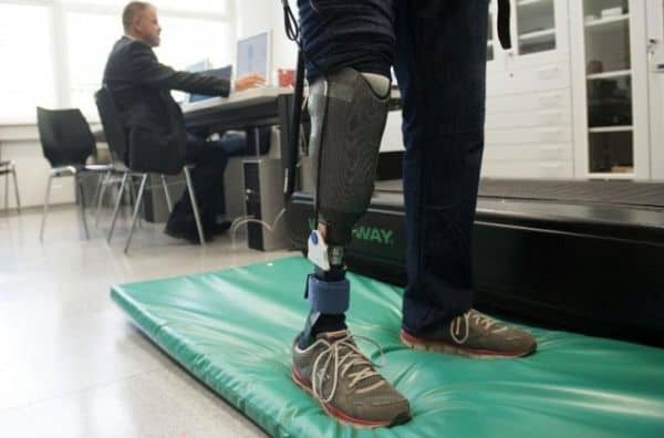 touch-stimulating artificial leg