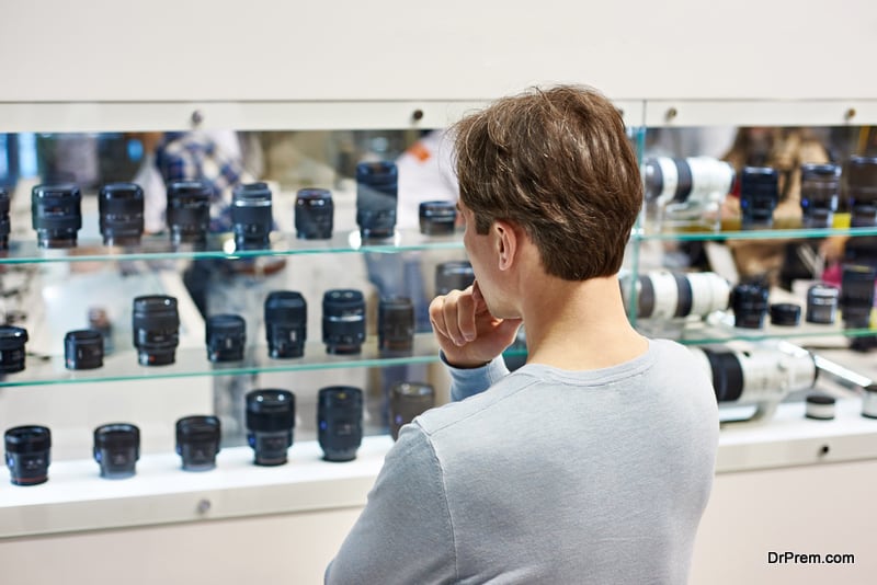 Selecting the camera lens in the store
