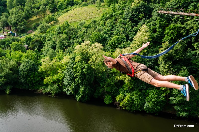 Extreme-jump-from-a-42-m-high-pedestrian-bridge