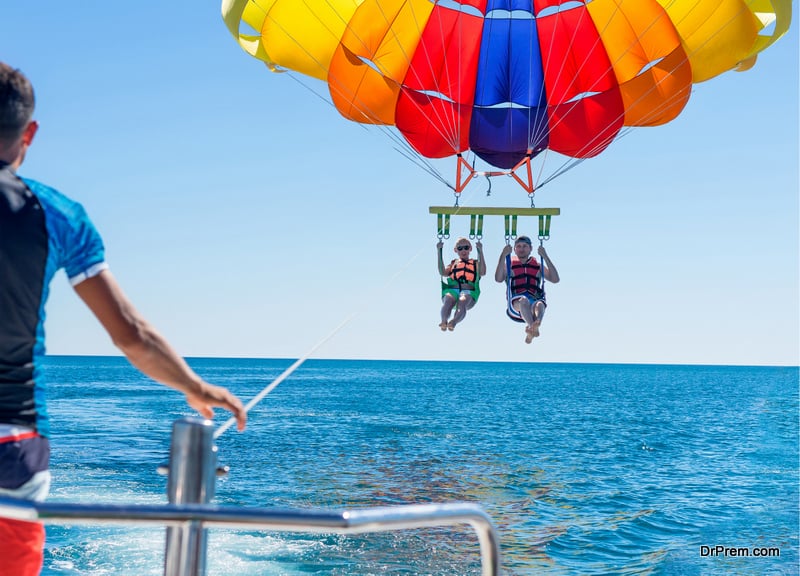 Happy-couple-Parasailing