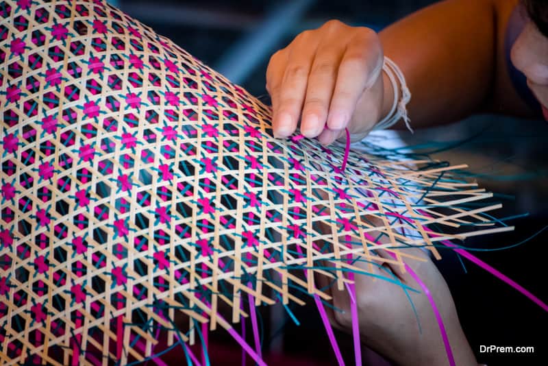 Close-up-Hands-weaving-a-woven-mat-Thais-artwork