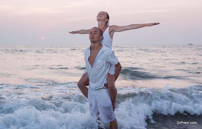 couple-at-beach