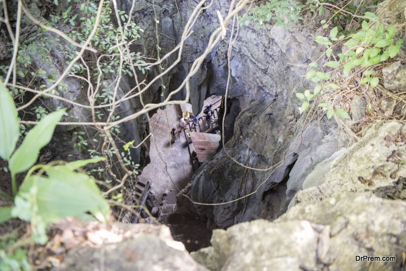 CAMBODIA BATTAMBANG KILLING CAVE SAMPEAU