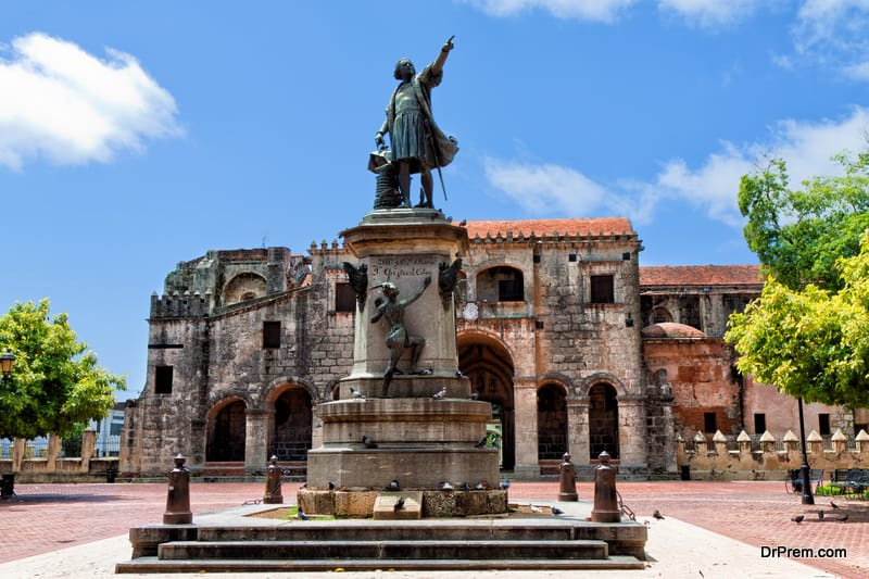 Statue outside the Catedral Primada de America Santo Domingo