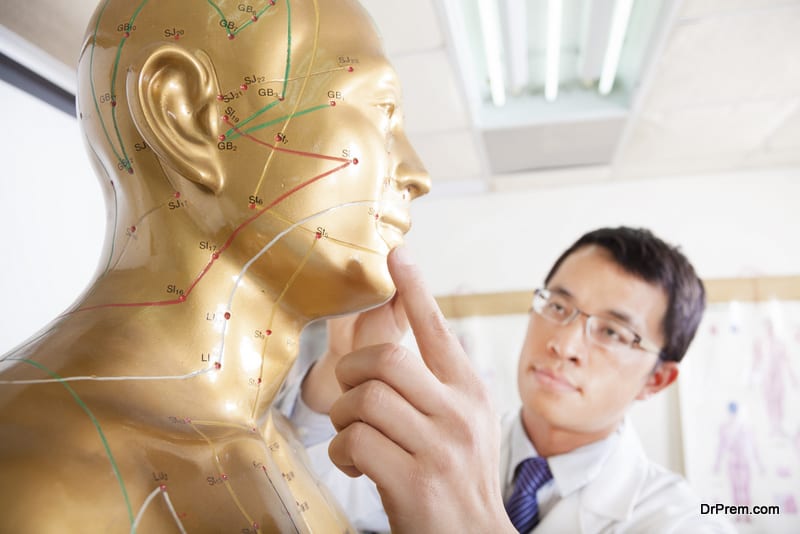 chinese medicine doctor teaching Acupoint on human model