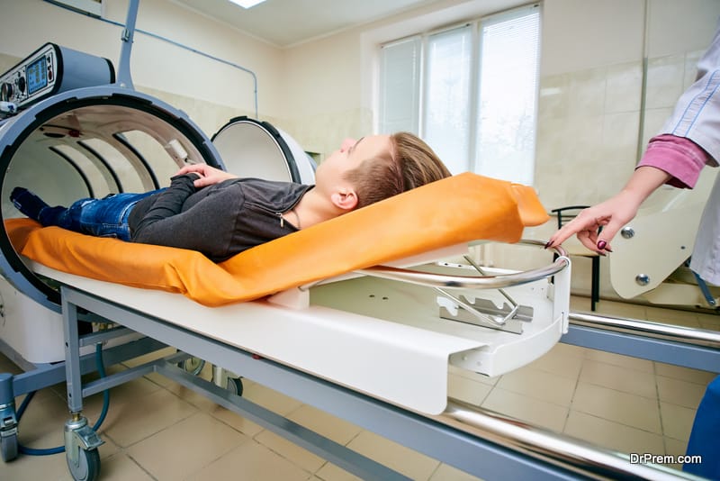 the guy in the black T-shirt lies in the hyperbaric chamber, oxygen therapy, medical room