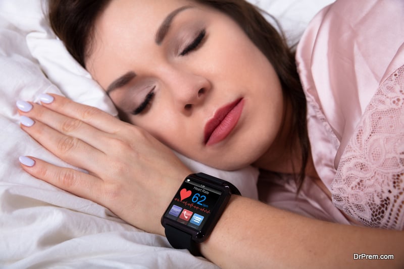 woman-using-Sleep-tracker