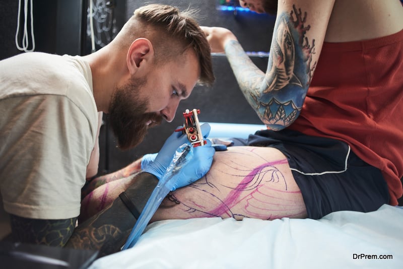 Tattooist makes a tattoo