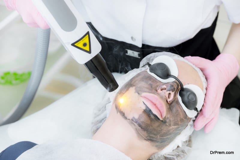 Laser pulses clean skin of the face. Hardware cosmetology treatment
